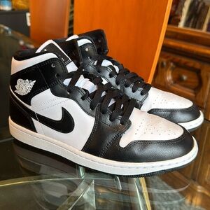 Woman’s Air Jordan 1 Mid White/Black Size 9 DV0991 101